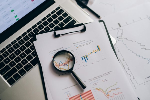 Comment les entreprises peuvent-elles optimiser la gestion des ressources informatiques en utilisant les technologies de virtualisation?